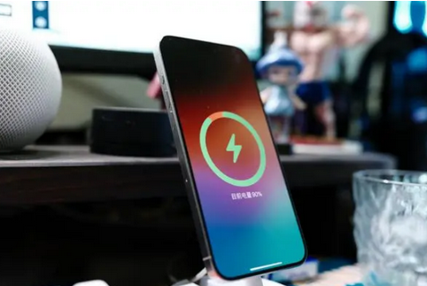 文罗镇苹果15换屏服务分享用什么充电器给iPhone15充电更好 